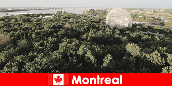 Rucksacktouristen erkunden die wilde Natur in Montreal Kanada zu Fuß