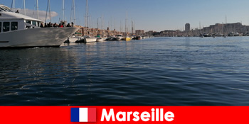 Köstliche Mittelmeerküche für Touristen direkt am Hafen von Marseille Frankreich genießen