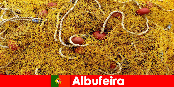 Albufeira पुर्तगाल के तटीय शहर नेट से सीधे ताजा समुद्री भोजन प्रदान करता है  