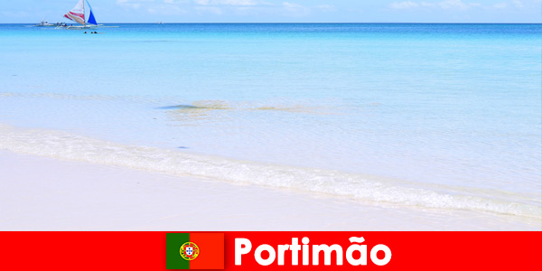 葡萄牙波尔蒂芒梦幻般的海滩，经过漫长的派对之夜后休息