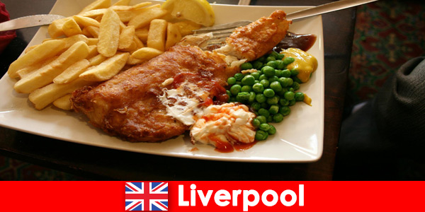 Traditionell und national speisen Urlauber in Liverpool England 