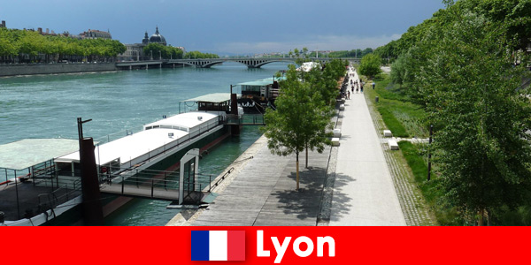 लियोन फ्रांस में नदी के किनारे पर बाइक द्वारा शहर का अन्वेषण करें