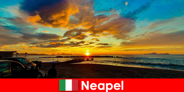 Насолоджуйтесь найкрасивішими заходами сонця ввечері в Неаполі, Італія