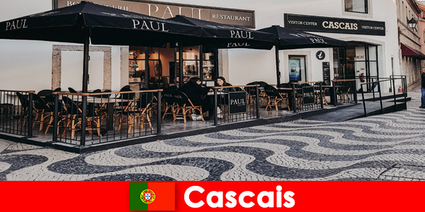 Kleine Läden in Cascais Portugal laden zum Essen und Trinken ein 