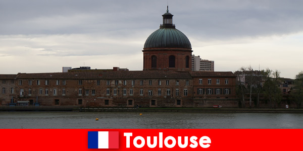 ヨーロッパからの文化旅行者のためのトゥールーズフランスへの短い旅行