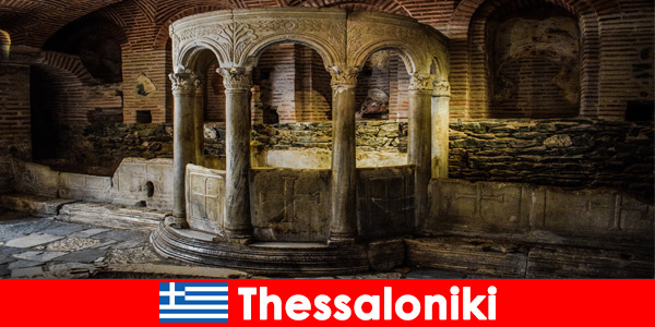 हॉलिडेमेकर्स थेसालोनिकी ग्रीस में मस्जिदों के चर्चों और मठों का दौरा करते हैं