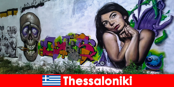 Populære er gadegallerierne med graffiti i Thessaloniki Grækenland  