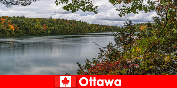 在加拿大渥太华，游客可以在户外露营