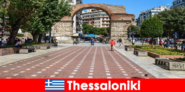 테살로니키 그리스의 전통적인 삶의 방식과 역사적인 건물을 경험하십시오.
