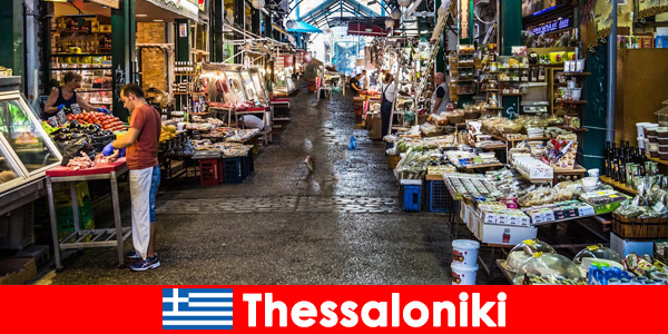 ギリシャのテッサロニキの市場で本格的な珍味をお楽しみください