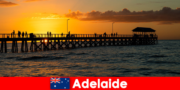 Tusindvis af feriegæster besøger havet i Adelaide Australien