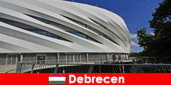 데브레첸 헝가리의 예술 건축물 관광객들은 점점 더 존경합니다.