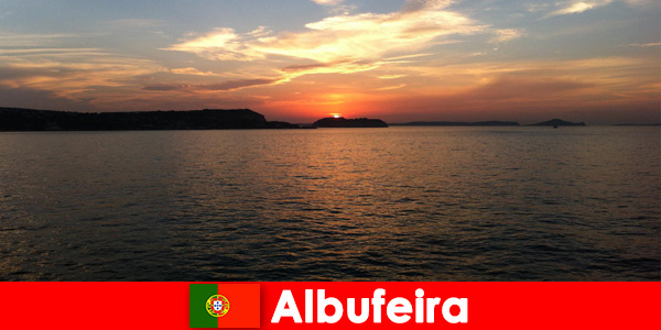 葡萄牙阿尔布费拉的客人在晚上享受和平与宁静  