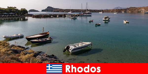 रोड्स ग्रीस में, समुद्र में नौकाओं को बाहर ले जाएं  