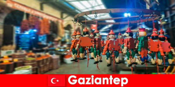 ガジアンテップトルコの観光客を待っている巧妙なお土産を持つ市場ベンダー