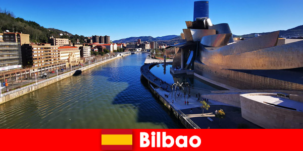 Bilbao Spanien mit dem Fahrrad erkunden Urlauber im Sommer