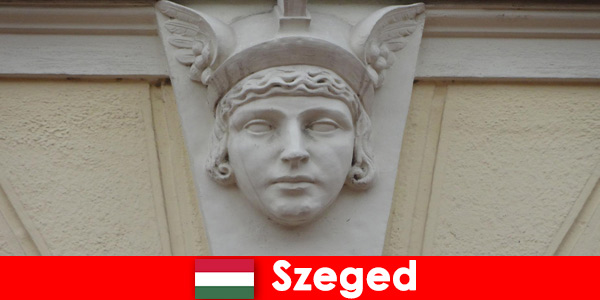 Pelajar menawarkan lawatan bandar di Szeged Hungary
