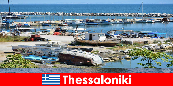 थेसालोनिकी ग्रीस में छुट्टियों के लिए समुद्र के दृश्य के साथ बंदरगाह पैदल यात्रा