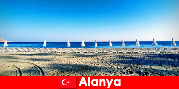 Σύσταση Απολαύστε τις διακοπές στην Αλάνια της Τουρκίας με τα παιδιά να κολυμπούν στην παραλία