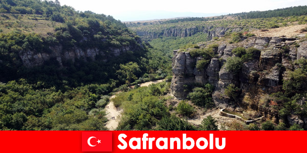 लंबी पैदल यात्रा और Safranbolu तुर्की में छुट्टी पर स्थानीय व्यंजनों का आनंद ले रहे