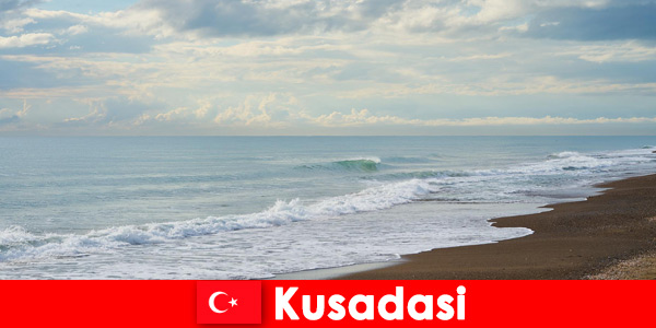 터키의 쿠사다시 해변에서 휴식을 취하고 휴식을 취하십시오.