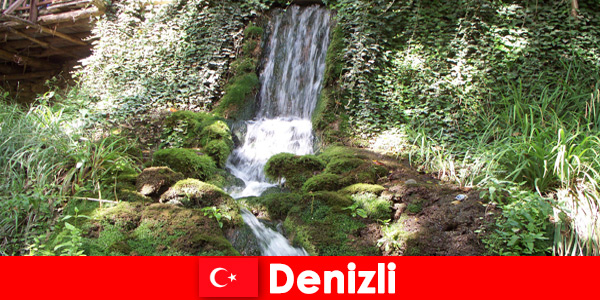 자연 여행자는 데니즐리 터키의 독특한 장소를 방문합니다.