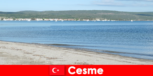 उत्प्रवासी रहते हैं और Cesme तुर्की में समुद्र से प्यार करते हैं