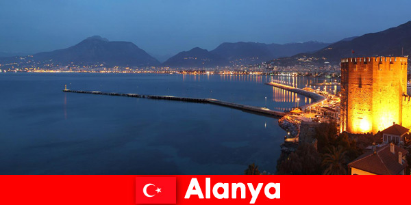 Vidunderlig begivenhedsindstilling om aftenen i Alanya Tyrkiet