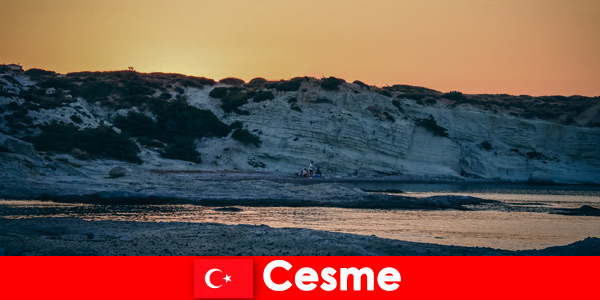 Ferierende elsker de lange gåture på stranden i Cesme Tyrkiet