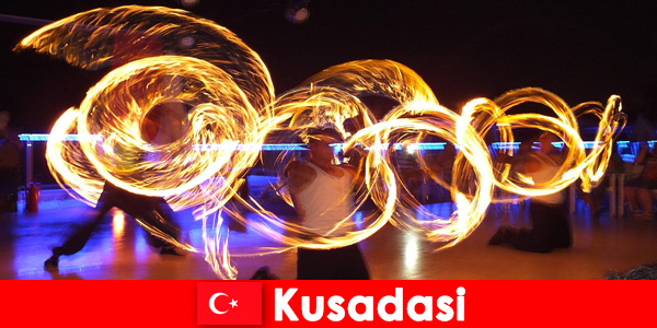 Pada waktu petang terdapat persembahan yang hebat untuk muda dan tua di Kusadasi Turki