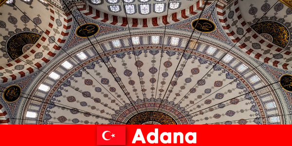 A művészi mecsetek ingyenesek minden látogató számára Adana Törökországban
