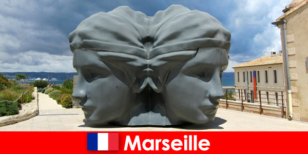 Η Μασσαλία στη Γαλλία εκπλήσσει τους ξένους με πολύ πολιτισμό και τέχνη