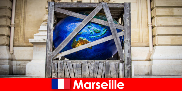 Straßenkunst mit tiefen Einblicken erleben Touristen in Marseille Frankreich