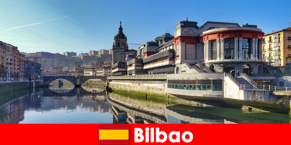 Merekomendasikan perjalanan perahu melalui kota dengan pemandangan banyak pemandangan di Bilbao Spanyol  