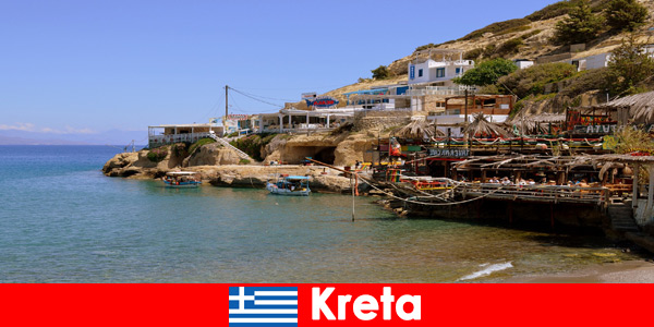 ギリシャのクレタ島で、郷土料理と豊かな自然を体験する人々