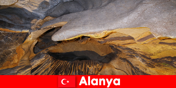 Alanya에서 감탄하고 사진을 찍을 수 있는 환상적인 동굴과 협곡