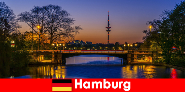 Hamburg in Deutschland lädt Touristen in die Stadt der Kanäle ein
