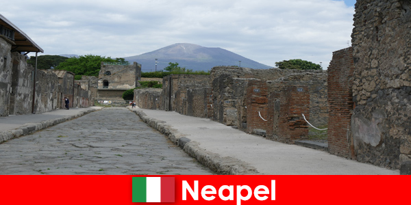Thành phố cổ Pompeii cũng được du khách yêu thích 