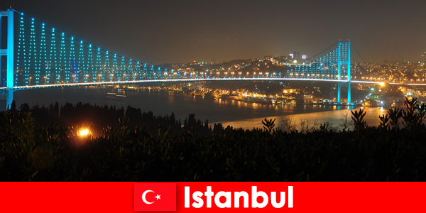 Різнокольорові вогні та багато людей освітлюють ніч у Стамбулі