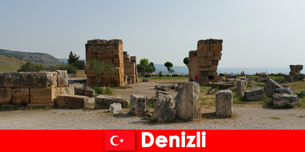 डेनिज़ली पश्चिमी तुर्की में एक ऐतिहासिक और सांस्कृतिक रूप से समृद्ध क्षेत्र है। प्राचीन काल के खंडहर क्षेत्र की ऐतिहासिक और सांस्कृतिक विरासत का एक महत्वपूर्ण हिस्सा हैं। डेनिज़ली की ऐतिहासिक और सांस्कृतिक विरासत को प्राचीन शहरों की संपत्ति माना जाता है। डेनिज़ली की ऐतिहासिक और सांस्कृतिक विरासत संग्रहालयों और अन्य ऐतिहासिक इमारतों से पूरित है। डेनिज़ली पुरातत्व संग्रहालय क्षेत्र के प्राचीन शहरों की कलाकृतियों को प्रदर्शित करता है, जबकि डेनिज़ली उलू मस्जिद एक तुर्क मस्जिद है और क्षेत्र की महत्वपूर्ण धार्मिक इमारतों में से एक है। डेनिज़ली की ऐतिहासिक और सांस्कृतिक विरासत इस क्षेत्र में पर्यटन का एक महत्वपूर्ण हिस्सा है। प्राचीन शहरों के अलावा, इस क्षेत्र की प्राकृतिक सुंदरता और थर्मल झरने भी महत्वपूर्ण पर्यटन स्थल हैं। डेनिज़ली की ऐतिहासिक और सांस्कृतिक विरासत इस क्षेत्र में आगंतुकों की रुचि को बढ़ाती है और पर्यटन में सकारात्मक योगदान देती है। तुर्किये आकर्षण - प्राचीन शहर और उनकी कहानियां हिएरापोलिस डेनिज़ली के सबसे प्रसिद्ध प्राचीन शहरों में से एक है। वह दूसरी शताब्दी ईसा पूर्व में स्थापित हुई थी। 300 ईसा पूर्व में स्थापित और रोमन काल के दौरान एक महत्वपूर्ण केंद्र बन गया। इस क्षेत्र की सबसे महत्वपूर्ण इमारतों में एक बड़ा थिएटर, एक नेक्रोपोलिस, एक बाजार, थर्मल बाथ और सेंट फिलिप की बेसिलिका हैं। लाओडिसिया एक और प्राचीन शहर है जिसे पहली शताब्दी ईस्वी में स्थापित किया गया था और यह रोमन काल के दौरान एक महत्वपूर्ण व्यापारिक स्थान था। लौदीकिया में कई महत्वपूर्ण इमारतें थीं जैसे एक बड़ा स्टेडियम, स्नानागार, चर्च और एक थियेटर। वर्षों से प्राकृतिक आपदाओं और मानवीय हस्तक्षेप से प्राचीन शहर क्षतिग्रस्त हो गया है। Colossae 12वीं शताब्दी ईसा पूर्व में स्थापित एक और प्राचीन शहर है। स्थापित किया गया था और पुरातनता के दौरान एक प्रमुख व्यापारिक केंद्र था। Colossae प्राचीन शहरों में से एक है जिसने सबसे कम अवशेष छोड़े हैं। हालांकि, इस क्षेत्र की खोजों ने प्राचीन शहर के अस्तित्व को साबित कर दिया है। डेनिज़ली में सबसे खूबसूरत स्थलों के लिए निष्कर्ष सारांश में, डेनिज़ली की ऐतिहासिक और सांस्कृतिक विरासत प्राचीन शहरों से समृद्ध है। Hierapolis, Laodikeia और Colossae इस क्षेत्र के प्रमुख पर्यटन स्थलों में से हैं। ये प्राचीन शहर आगंतुकों को इतिहास की गहराइयों में यात्रा शुरू करने का अवसर प्रदान करते हैं।