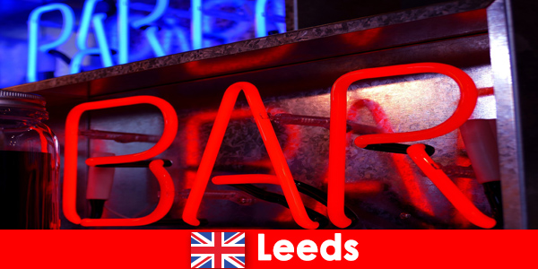 Musik, Bars und Clubs locken immer wieder junge Reisende in Leeds England an