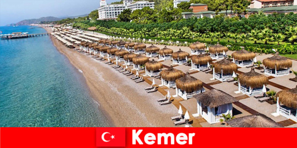 Türkiye에서 가장 인기 있는 휴가지는 Kemer입니다.