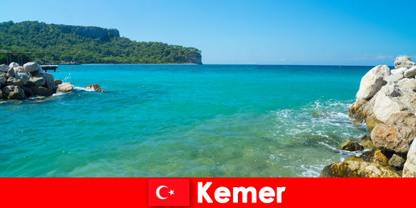 Türkiye में सुंदर केमेर में क्रिस्टल साफ पानी और बहुत सारी प्रकृति